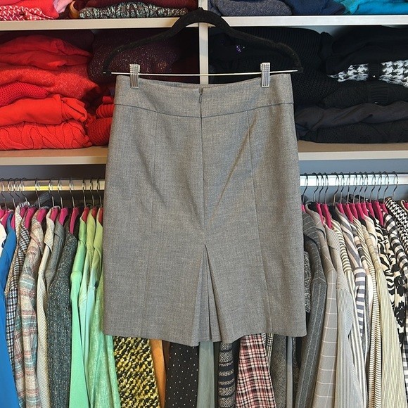 Loft gray lined back pleat and zipper closure skirt size 4 - Picture 3 of 3
